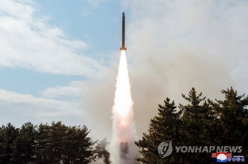 北, ICBM 추정 미사일 발사 [조선중앙통신 홈페이지 캡처=연합뉴스 자료사진]